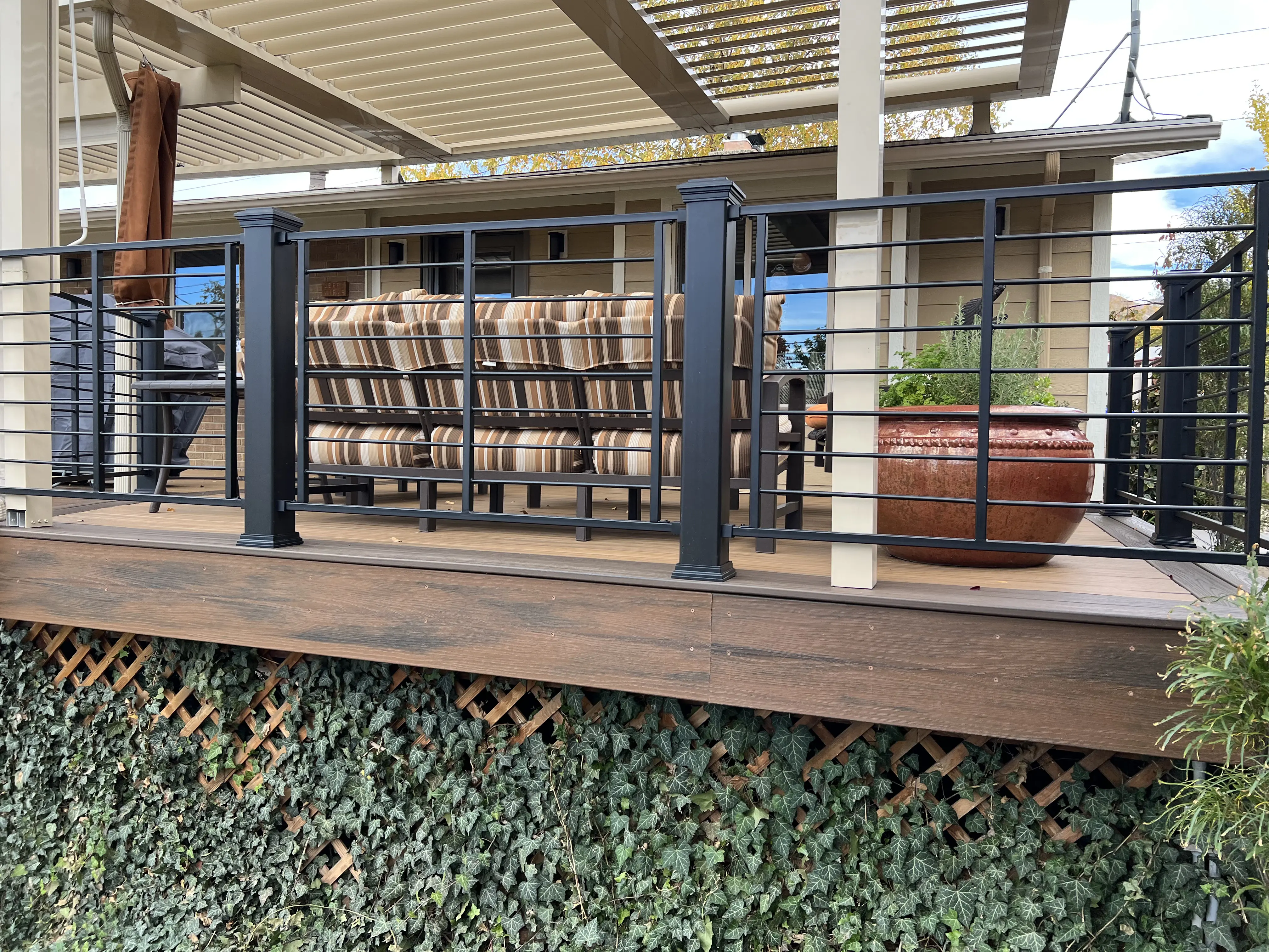 Horizontal Railing with Trex Transcend Posts- Black 4 (1)