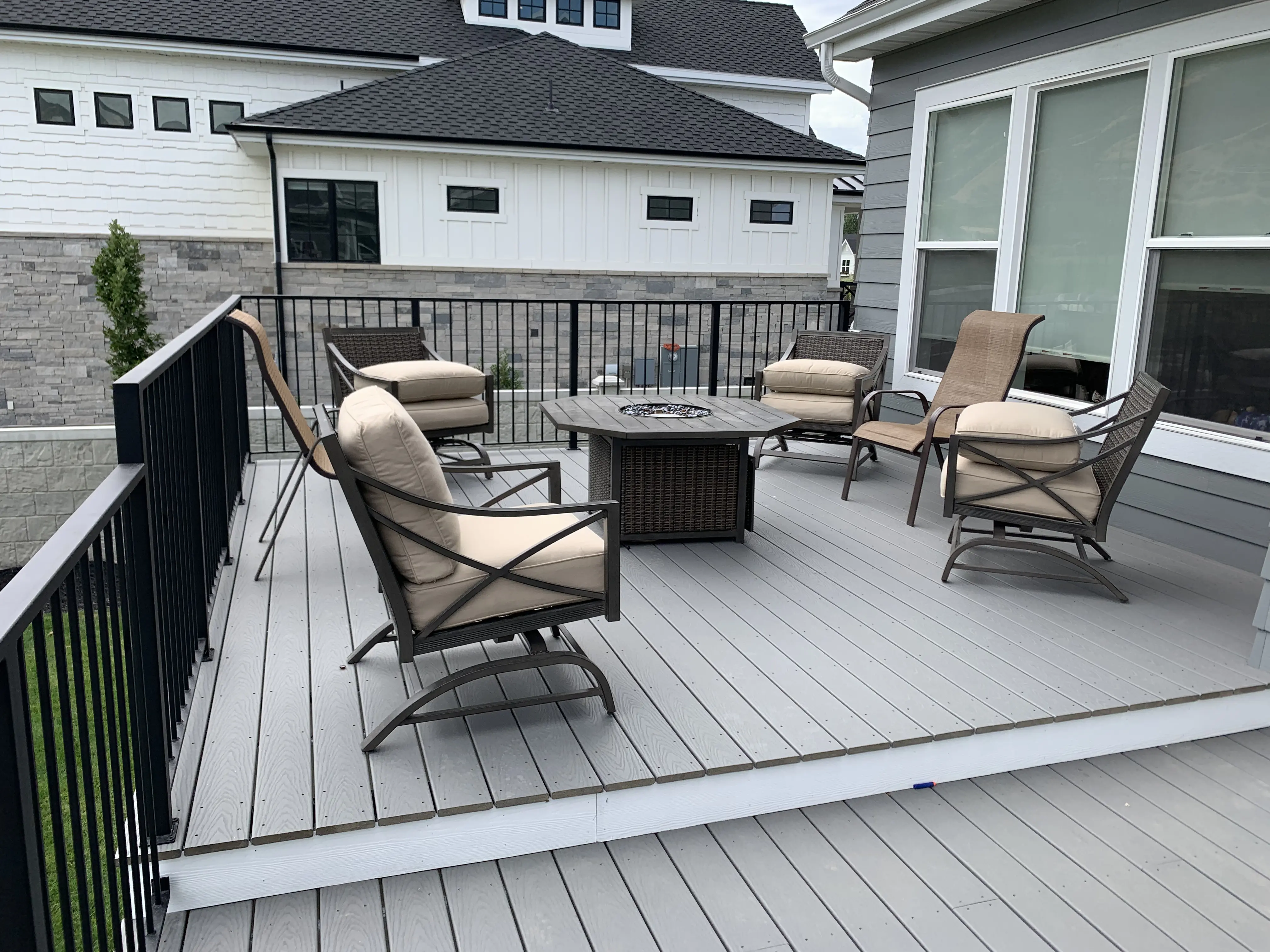 Trex Select-Pebble Grey with White 1