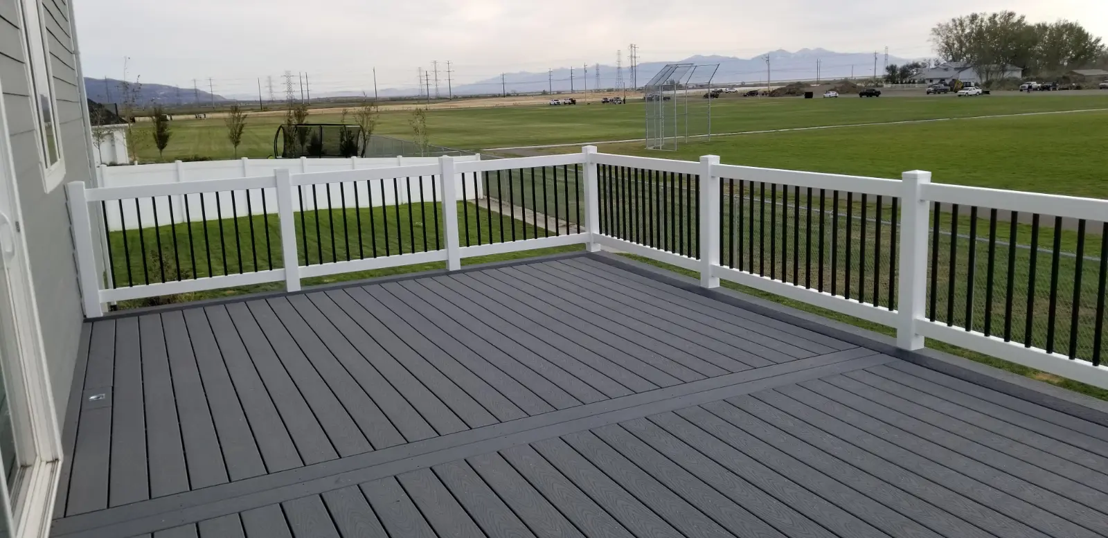 Trex Select-Pebble Grey with Winchester Accents