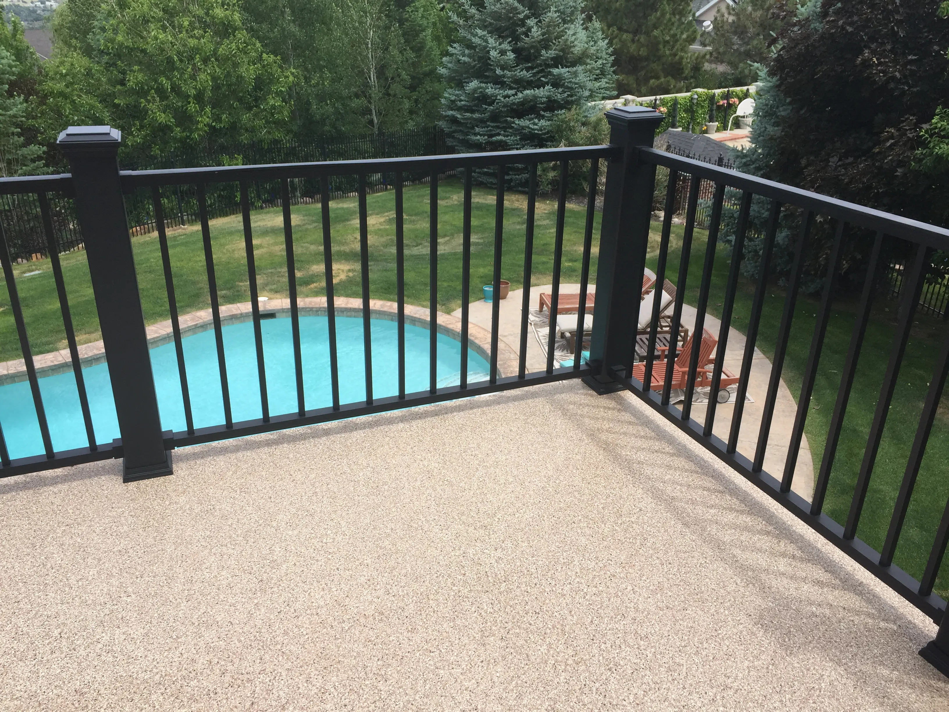 Transform your outdoor space into a stunning oasis with Trex Signature Railings. See our gallery to get inspired by real installations.