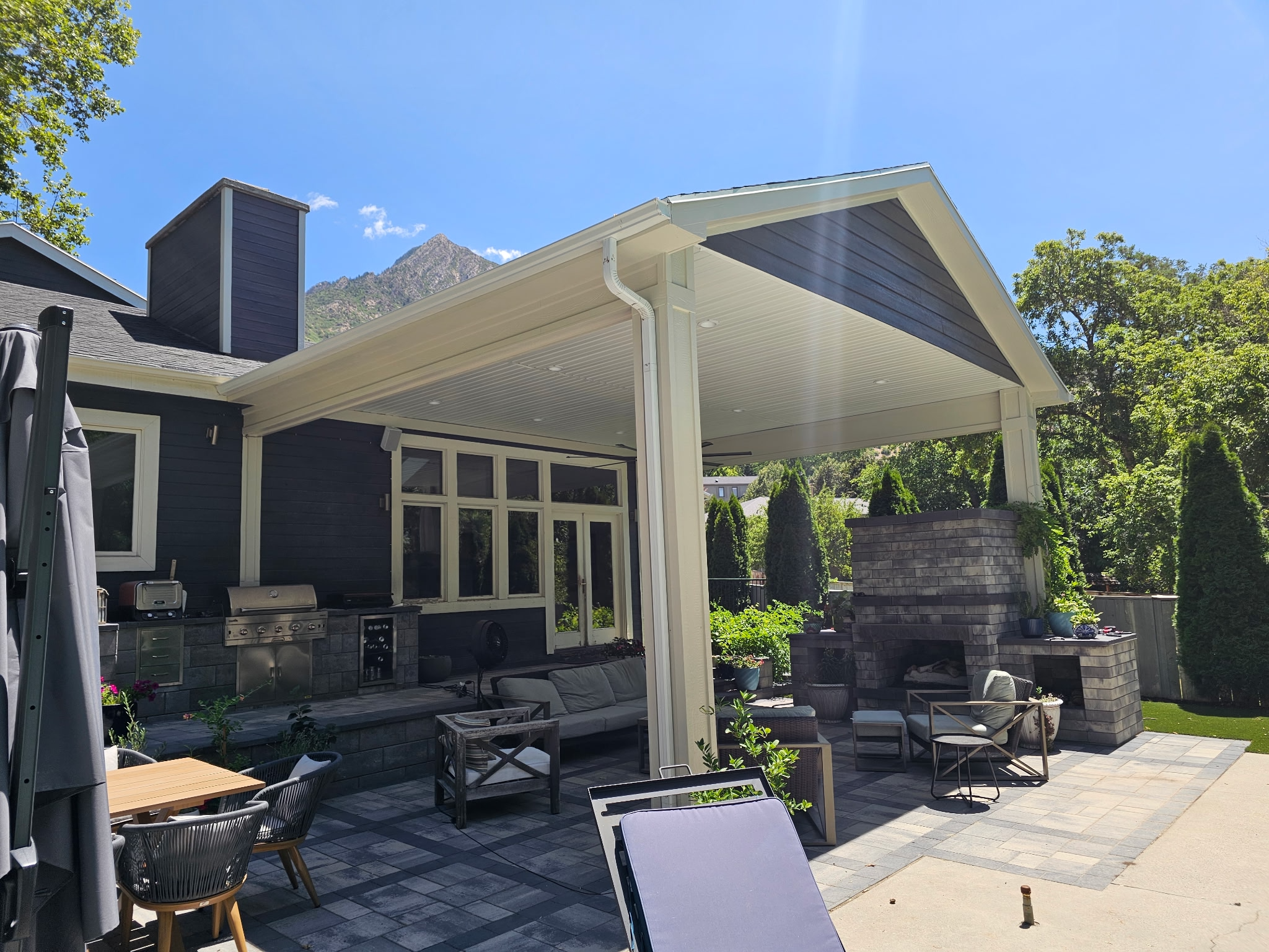 Custom deck roof and fireplace installed by blackrock decks